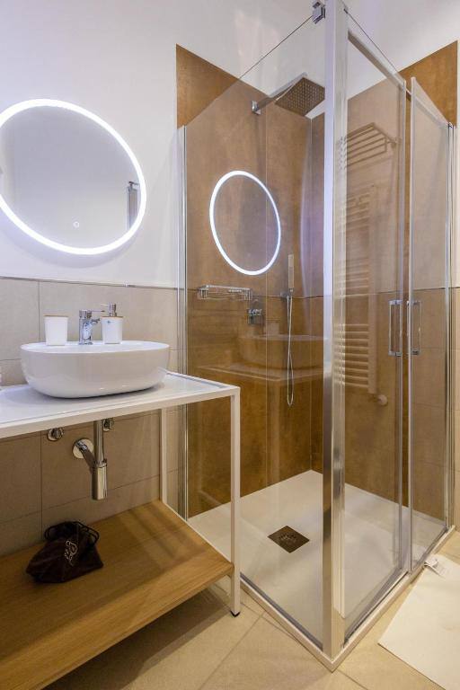 Bathroom with walk-in rain shower at Hotel Vicolo Aperta